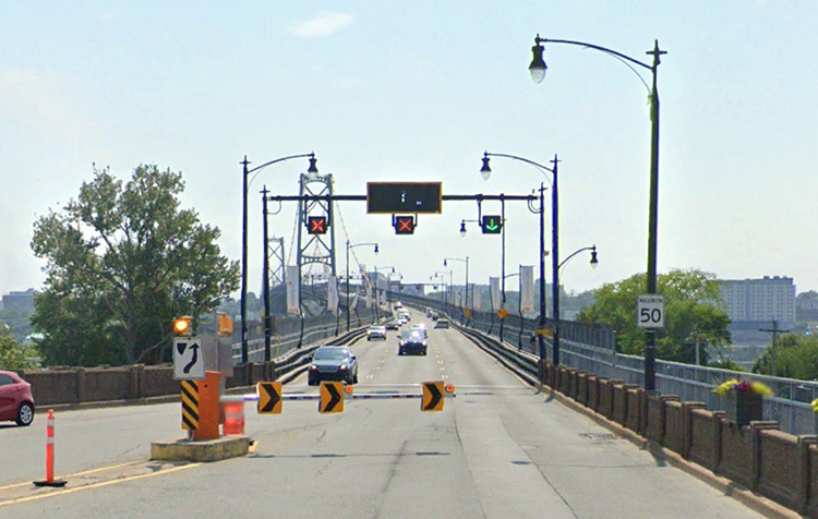 カナダのバンクーバーにあるライオンズゲート橋のリバーシブル・レーンは、交通信号と道路標識で制御されている。